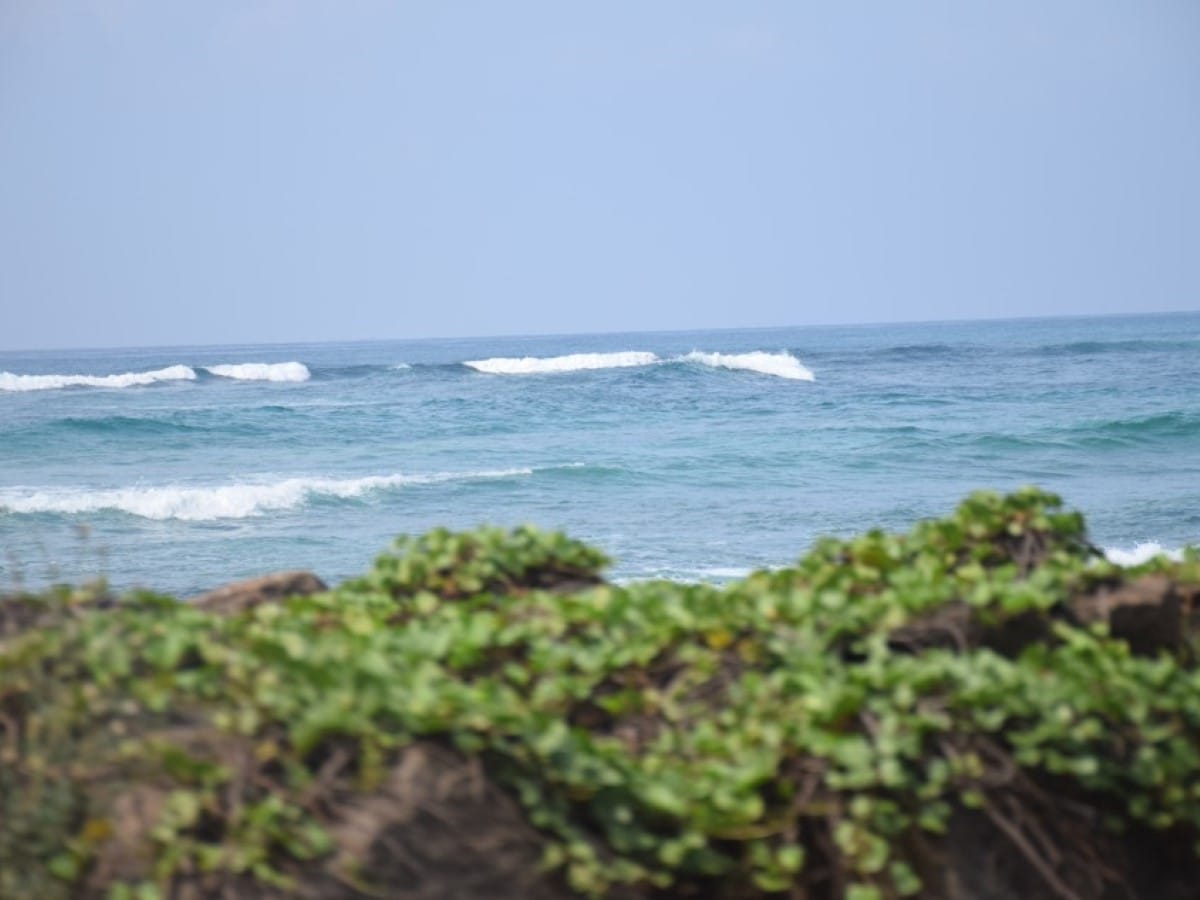 Rough seas around Unawatuna