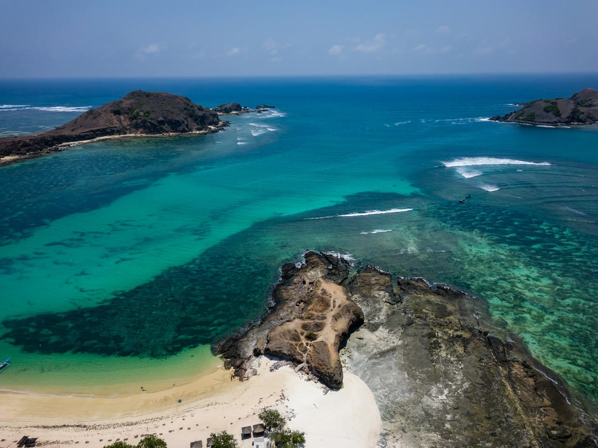 The break in the middle of Tanjung Aan beach
