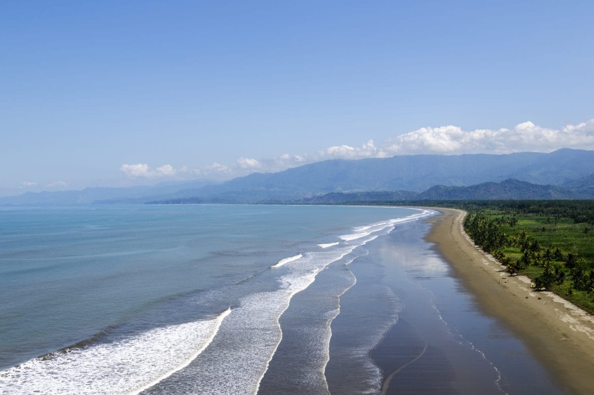 The black-sand beaches around Dominical