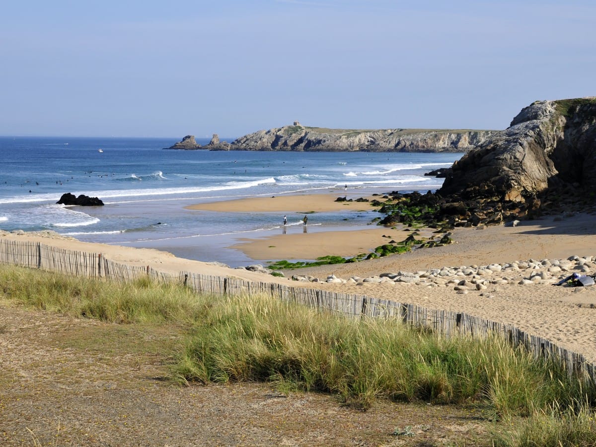 Surfers and waves at Port Bara in Quiberon
