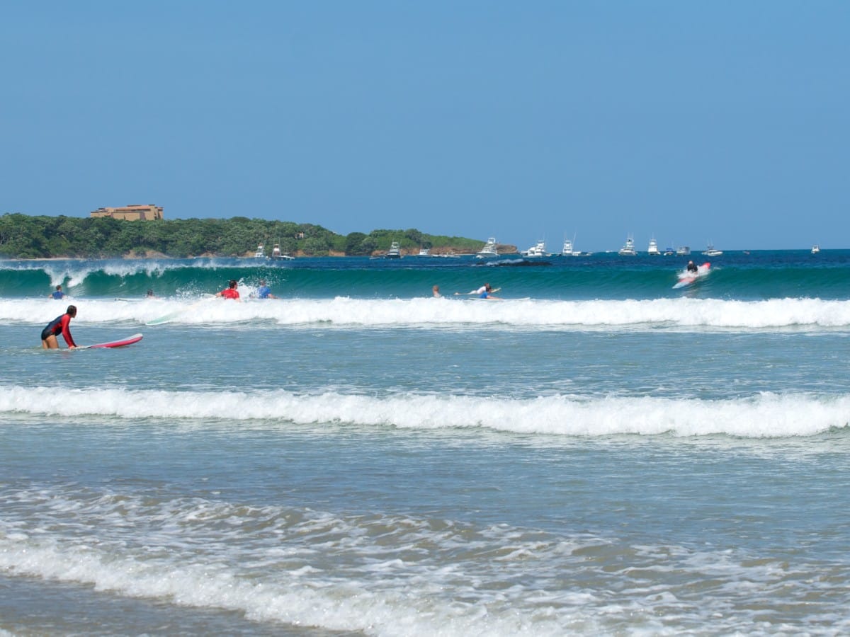 beginner surfers on Tamarindo beach