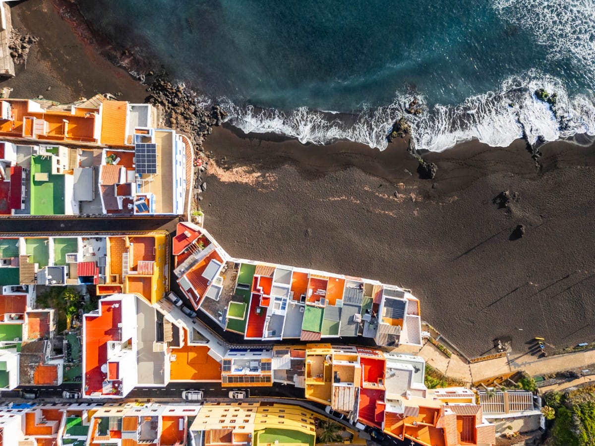 Houses in Puerto de la Cruz right on the beach