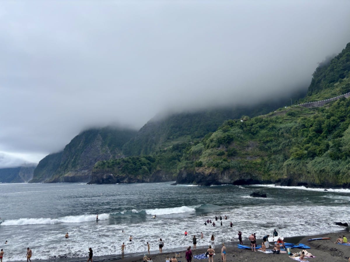 A small wave and surf school in the Seixal harbor